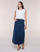 Blusa blanca sin mangas de calce holgado, confeccionada en tejido liviano con bordado estilo broderie. Presenta escote bote y ruedo inferior elastizado que genera un sutil efecto abullonado.