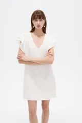 Vestido corto de viscosa color blanco, con cuello en V profundo y mangas cortas con volados. Diseño holgado.