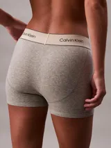 Shorts tipo boxer color gris jaspeado, con cintura elástica ancha con logo de la marca.