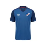 Remera polo de fútbol Umbro del Club Nacional de Football, color azul con mangas y cuello en azul marino, con detalles en rojo y blanco en el cuello. Incluye el logo de Umbro y el escudo del club.