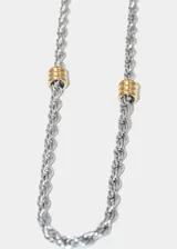 Cadena plateada de acero quirúrgico hipoalergénico con eslabones tipo tourbillón.