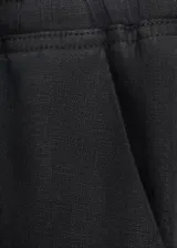 Pantalón largo negro de lino con diseño recto, cintura elástica con cordón ajustable y bolsillos laterales.