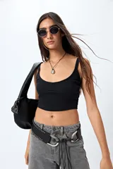 Top corto blanco de punto canalé con breteles finos y escote redondeado.