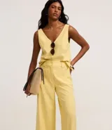 Pantalón pantacourt azul marino de viscosa con lazo delantero, cintura elástica y bolsillos delanteros.