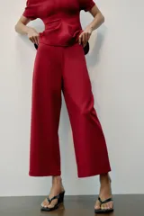 Pantalón de tiro medio y corte ancho, confeccionado en hilatura de algodón, con cintura elástica.