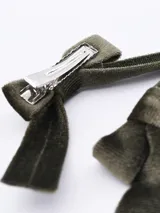 Set de dos broches para el pelo con forma de moño de terciopelo color rosa.