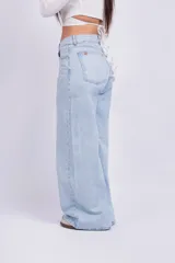 Pantalón de jean celeste claro, de corte wide leg y tiro alto.