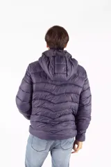 Campera puffer de hombre color azul oscuro, con diseño acolchado, cierre frontal completo, bolsillos laterales con cierre y capucha desmontable. Presenta logo de la marca estampado en el pecho y en la manga.