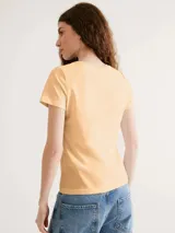 Remera verde claro de algodón, de corte clásico y mangas cortas.