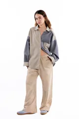 Pantalón de pierna ancha con estampado floral en tonos violeta y lila. Presenta una pretina elástica con cordón ajustable, bolsillos laterales y un diseño de corte holgado.
