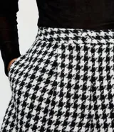 Short de tiro alto con estampa pied-de-poule, confeccionado en poliéster con textura. Presenta un corte recto y diseño corto.