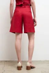 Bermuda color verde oliva de lino, con pinzas y bolsillos laterales.