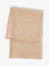 Bufanda de estilo clásico color gris claro, con detalles de flecos cortos en los extremos. Tejido suave y cálido.