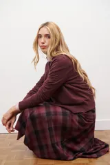 Sweater de punto color marrón, con cuello redondo y manga larga.