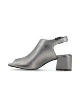 Sandalia peep toe de cuero color plateado, con taco cuadrado medio de 6 cm, talón abierto y tira ajustable con hebilla metálica en el tobillo.
