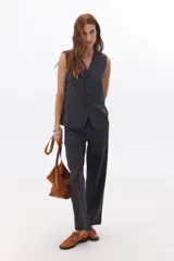 Chaleco marrón con botones, corte midi y escote en V.