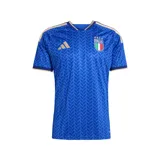 Camiseta de fútbol Adidas de la selección italiana, modelo Local 26, color azul con patrón de hojas repetidas en tono más oscuro. Presenta cuello en V con ribete dorado y detalles dorados en los hombros y puños. Escudo de la FIGC y logo de Adidas en dorado en el pecho.
