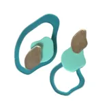 Par de aros colgantes con formas abstractas en color celeste, marrón y turquesa.