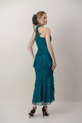 Vestido midi verde oscuro de tul bordado, con escote halter y diseño asimétrico con volados en la falda.