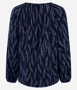 Blusa azul marino con estampa de ramos en color blanco, escote canoa, mangas largas con elástico en los puños y corte holgado.