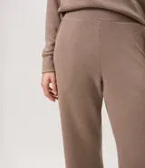 Pantalón recto color marrón topo confeccionado en tejido anarruga de corte holgado, con cintura elástica y bolsillos laterales.