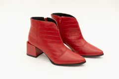 Botín de cuero negro con textura croco, punta fina y taco cuadrado de 6 cm.