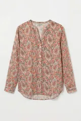 Camisa de manga larga con estampado floreado y abotonadura frontal.