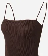 Body blanco con escote cuadrado y tirantes finos, confeccionado en tejido seamless de poliamida.