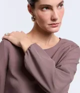 Blusa azul marino de crepé con escote redondo y mangas largas con puños elásticos.