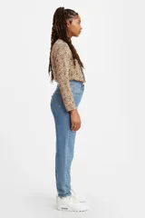 Pantalón jeans mom fit de tiro alto y lavado azul clásico, con cordón ajustable en la cintura y corte cónico en las piernas.