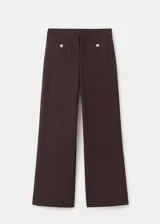 Pantalón de vestir marrón oscuro, de tiro medio y corte recto, con bolsillos frontales tipo parche decorados con botones metálicos dorados.