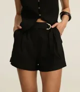 Short negro de corte sastrero, cintura alta con cinturón con hebillas dobles de estilo media luna.