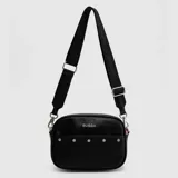 Cartera bandolera Bubba modelo Smith de tamaño pequeño, color negro, confeccionada en cuero sintético con detalles de tachas metálicas en el bolsillo frontal y el logotipo de la marca impreso en plateado. Incluye una correa ajustable de cinta con la marca grabada.