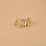 Anillo de oro 10k con diseño de eslabones entrelazados, decorado con pequeñas circonias brillantes incrustadas.