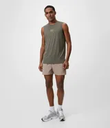 Musculosa deportiva Get Over de poliamida con tecnología dry, color gris oscuro, con cuello redondo, diseño sin mangas y estampa frontal con el texto "RUN CLUB".
