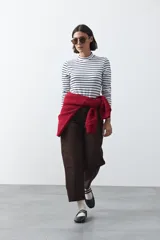 Polera de cuello alto con diseño de rayas horizontales en color azul marino sobre fondo blanco, confeccionada en tejido de punto con mangas largas.