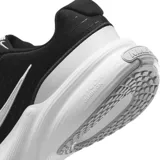 Championes de running Nike modelo Uplift Sc, color negro con detalles en blanco. Presentan un diseño aerodinámico con malla transpirable, logo lateral distintivo y suela con amortiguación.