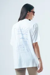 Camiseta de algodón orgánico color blanco, de corte holgado y manga corta, con pequeño logo estampado en el centro del pecho.