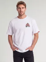 Remera blanca de manga corta y cuello redondo, de corte oversize, con gran estampado en la espalda de estilo japonés que representa a un jugador de rugby comiendo ramen.