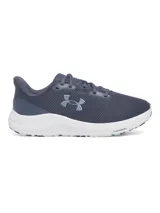 Championes de running Under Armour Charged Pursuit 4, color azul marino con entresuela blanca. Presentan parte superior de malla transpirable, acolchado en el tobillo y tecnología Charged Cushioning en la entresuela para mayor amortiguación y respuesta.