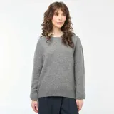 Sweater de punto grueso en color gris, con cuello redondo, mangas largas y corte holgado.