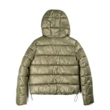 Campera puffer verde con capucha y cuello alto. Tiene cierre frontal con cremallera y botones a presión. Cuenta con dos bolsillos externos y sistema de ajuste regulable en la parte baja. Es acolchada, liviana y de corte regular.