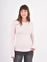 Remera de manga larga ajustada al cuerpo, con cuello redondo, confeccionada en tejido suave de color rosado claro.