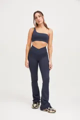 Calza larga azul marino de tiro alto con cintura cruzada y corte acampanado.