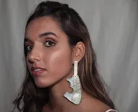 Aros colgantes con forma irregular de nácar y barra superior de alpaca.