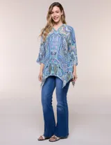 Blusa holgada de poliéster con estampado de arabescos en tonos azules, escote en V con botones frontales, mangas 3/4 y ruedo asimétrico en punta.