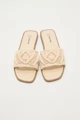 Sandalias bajas color crudo con base marrón y capellada de macramé.