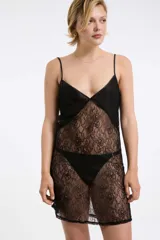 Camisón corto de encaje negro con tirantes finos regulables, escote en V y diseño semitransparente con pecho forrado.