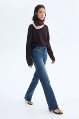Jean de cinco bolsillos en denim de algodón con liviano stretch para una comodidad óptima, de corte ajustado en cintura y cadera, pierna bootcut y tiro alto con cierre y botón.