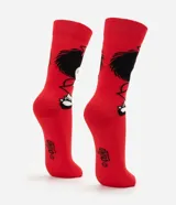Medias de caña larga de color rojo con estampado del personaje Mafalda, confeccionadas en mezcla de algodón y poliéster.